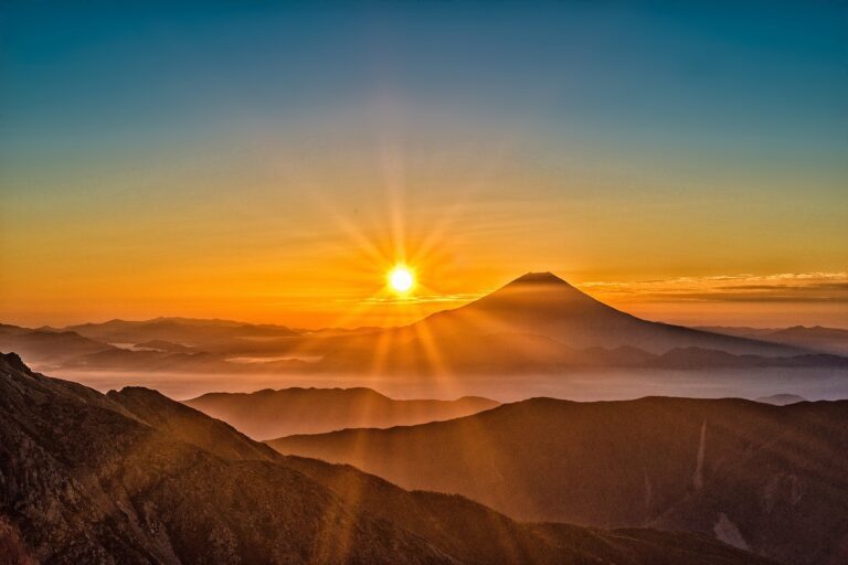 Sonnenaufgang über einem Berg