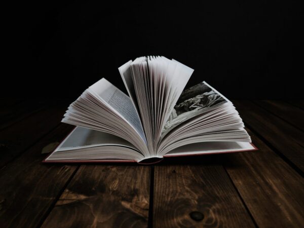 aufgeschlagenes Buch auf einem Holztisch