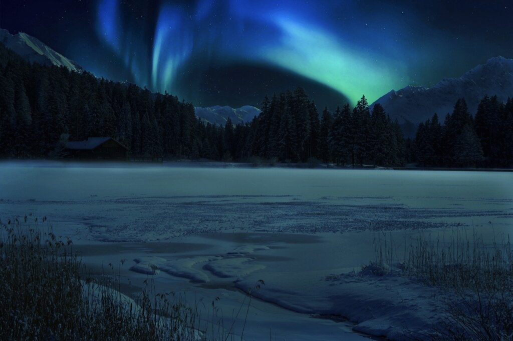 winterliche Landschaft in der Nacht mit Nordlichtern