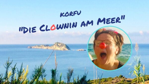 Blick auf kleine Insel im Meer mit lachender Clownin davor