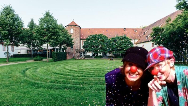 zwei Clowninnen auf einer Wiese vor dem Benediktushof