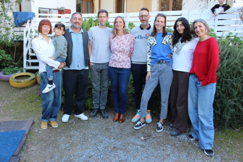 von Rechts nach links: Dincel Sukrettin, Asya (Ihre Tochter die in der Kita arbeitet und im Projekt teilnimmt), Kristina & Lutz Jäger, Petra & Uri Reick, Kağan & Angelika Zinner (mit der Kleinen Jesaja)