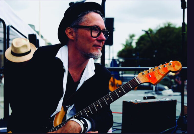 Jens Fischer Rodrian mit Gitarre im Arm