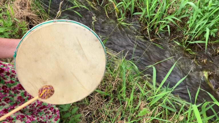 Tamburin am Wasser