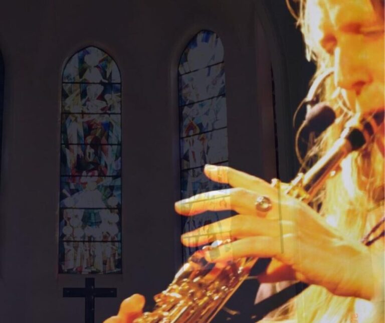 Saxophonspielerin in einer Kirche