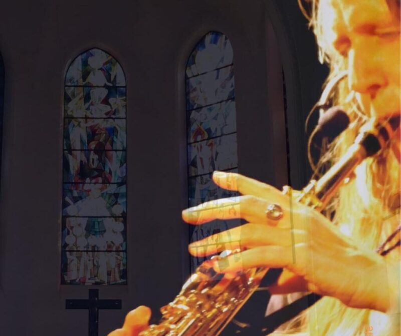 Saxophonspielerin in einer Kirche