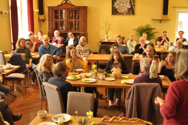 Leute sitzen zum Brunch an Tischen