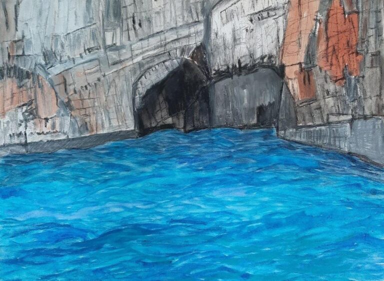 Wasser vor einem Felsen