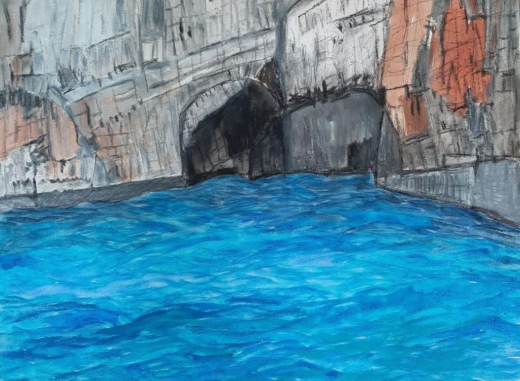Wasser vor einem Felsen