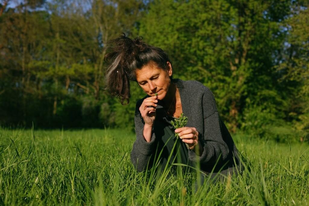 Daniela inmitten einer Wiese