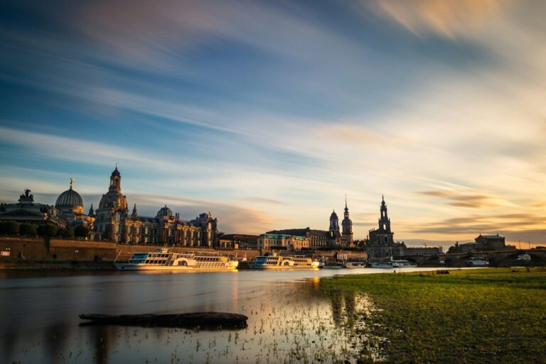 Skyline von Dresden mit Elbe im Abendlicht