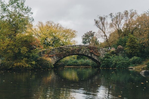 Brücke über einen kleinen Fluss