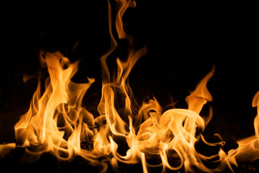 Flammen auf dunklem Hintergrund