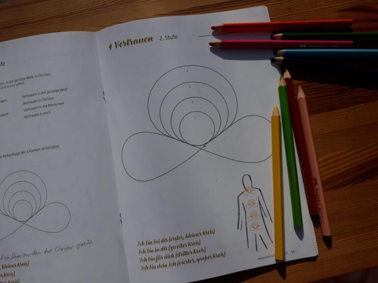 Stifte neben einem Malbuch