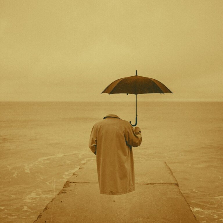 unsichtbarer Mensch mit Mantel und Regenschirm an der Pier
